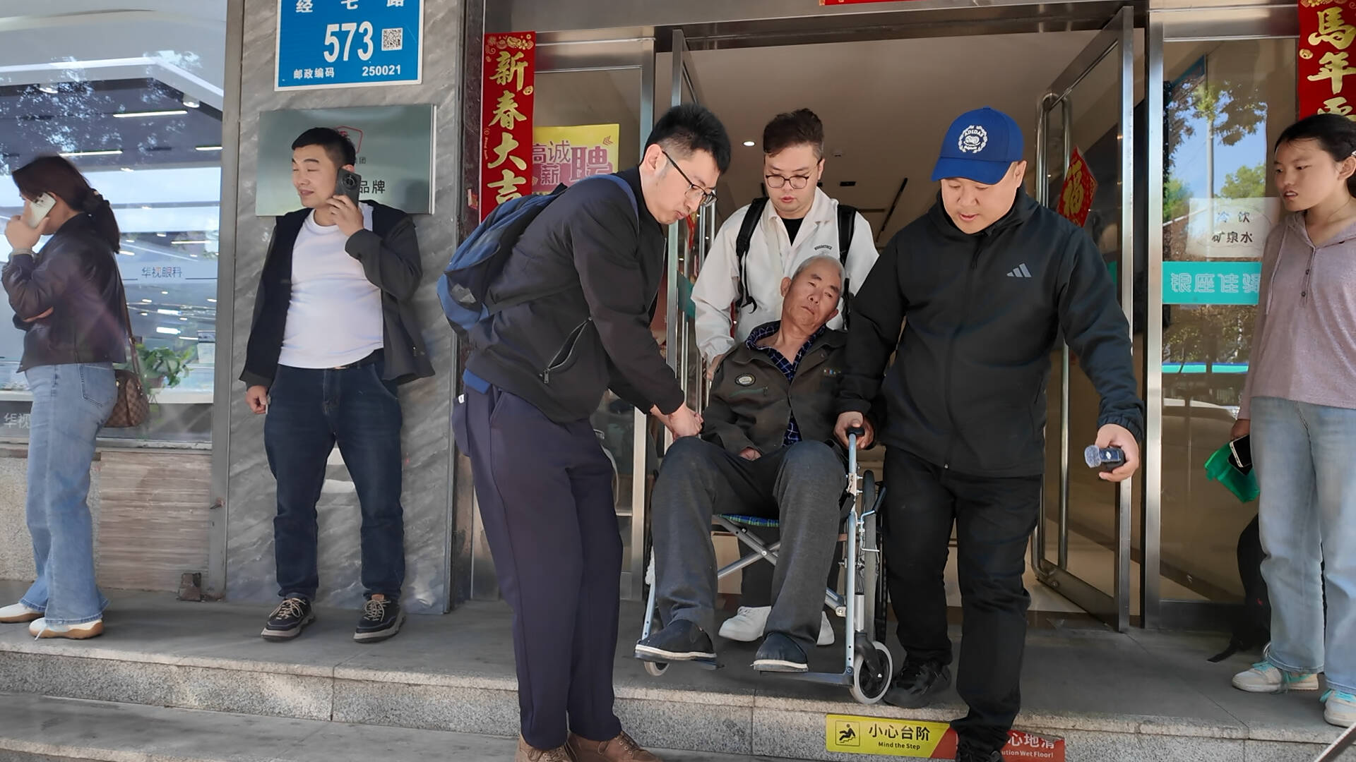 记者手记｜挺强的汉子，没能扛过少女的“心”