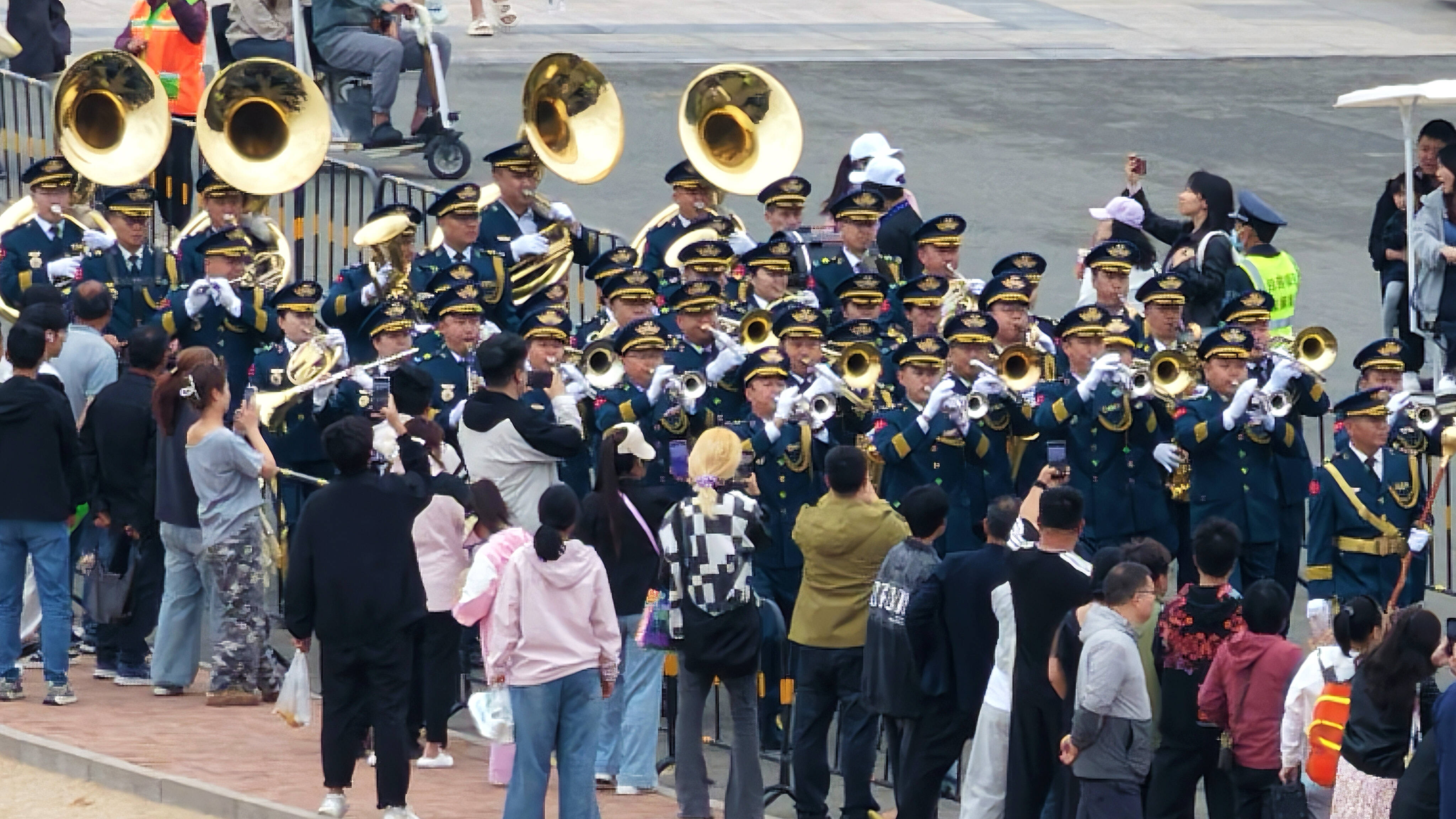 音乐与大海双向奔赴！日照万平口海边这场行进吹奏街游表演氛围感拉满