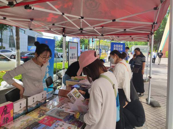 潍坊市图书馆不断丰富阅读供给创新服务场景 让读者在书香里乐享假期