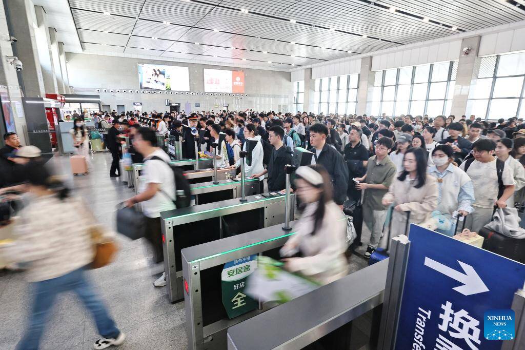 China's railway passenger trips surpass 100 mln during May Day holiday