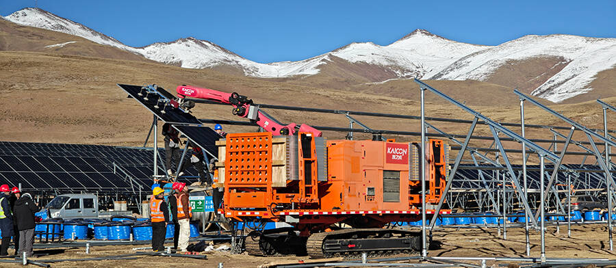 Robots install solar panels at Xizang's 4,300-meter altitude project