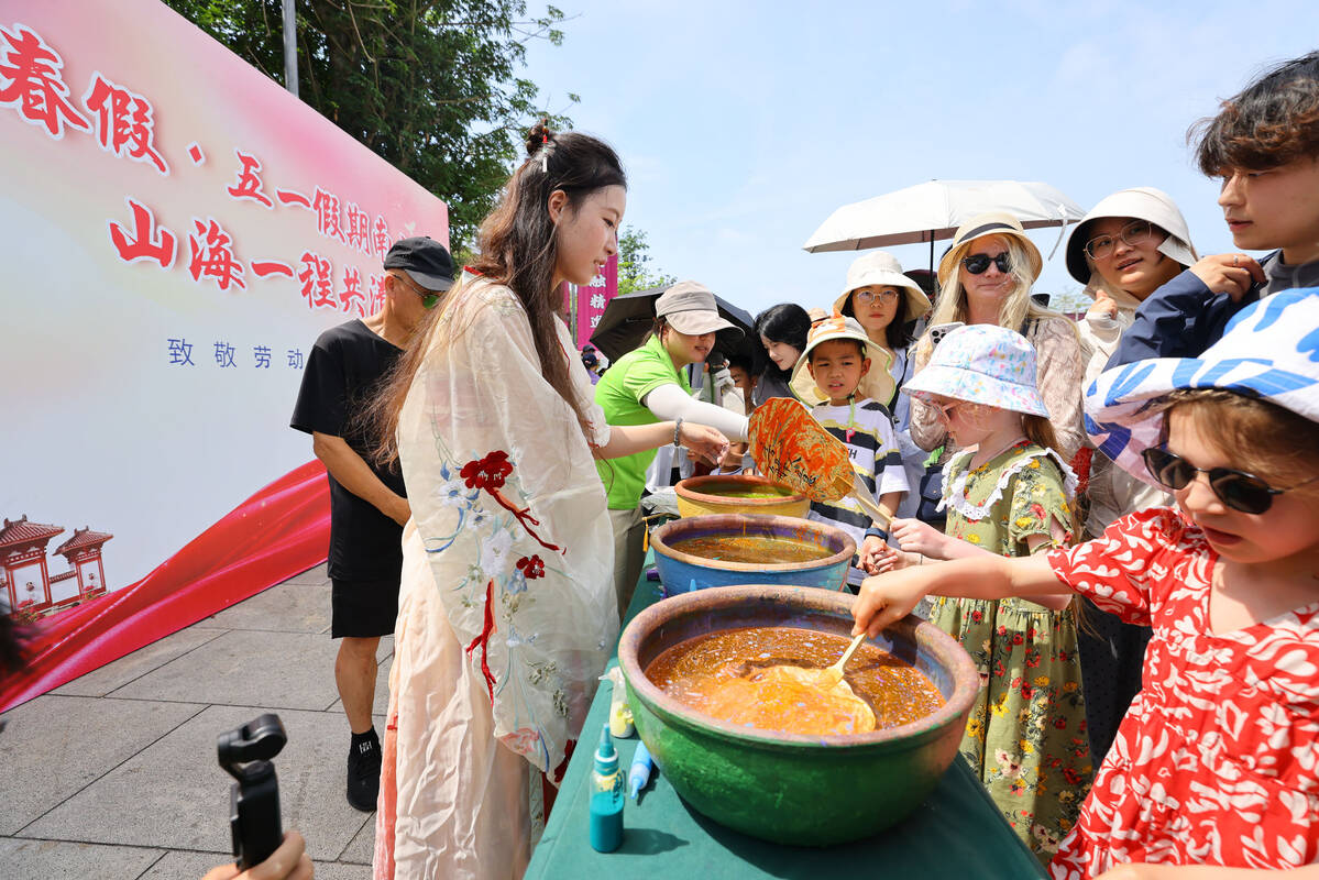 Tourists flock to Hainan for May Day holiday