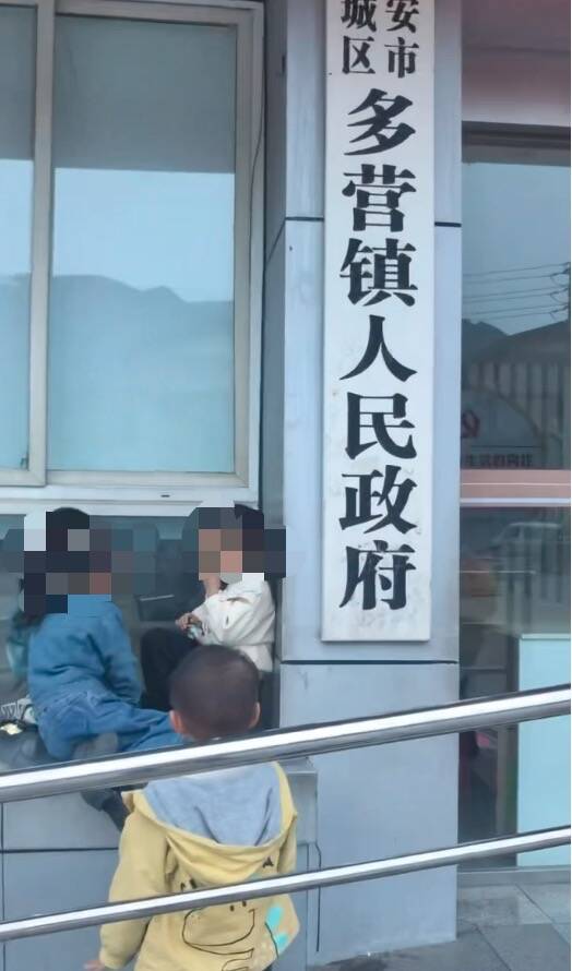 闪电主播评丨四川雅安多营镇：孩童涂鸦政府牌匾，政府暖心回应获赞——最动人的政务温度，从来都接地气