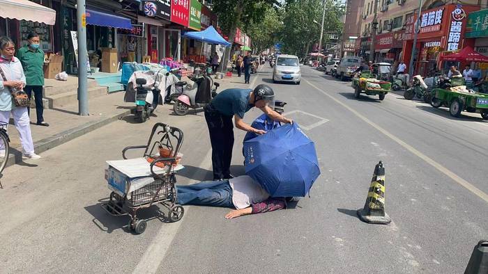 街头暖心一幕！济南天桥城管紧急救助晕倒老人 众人携手传递城市温情
