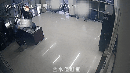 幼童独自滞留马路边 民警与热心群众暖心守护助其回家