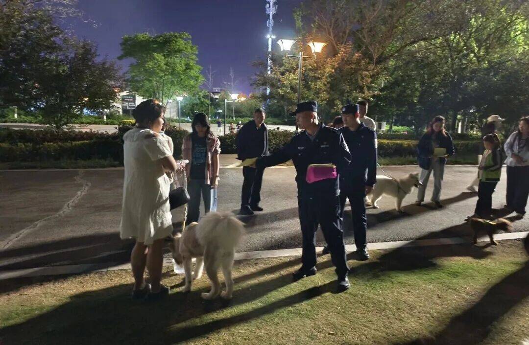 济宁市嘉祥县公安局治安大队开展文明养犬夜间宣传活动