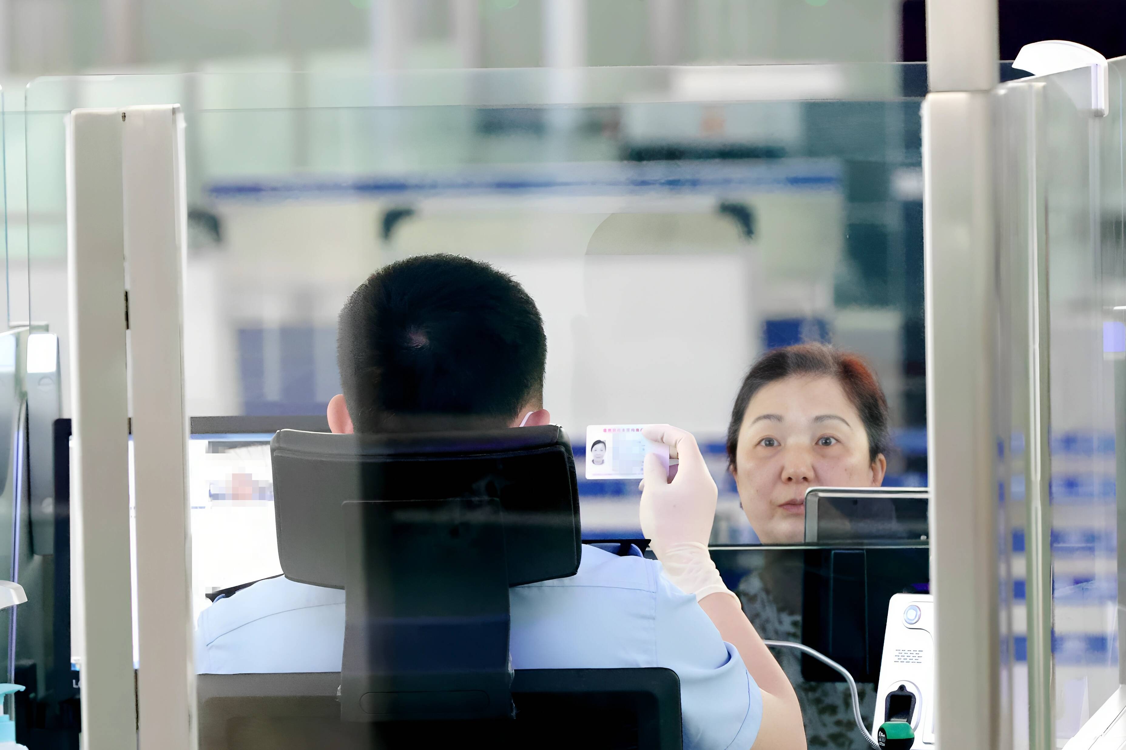 十五年坚守国门一线 申博生在这里迎送每一位归人