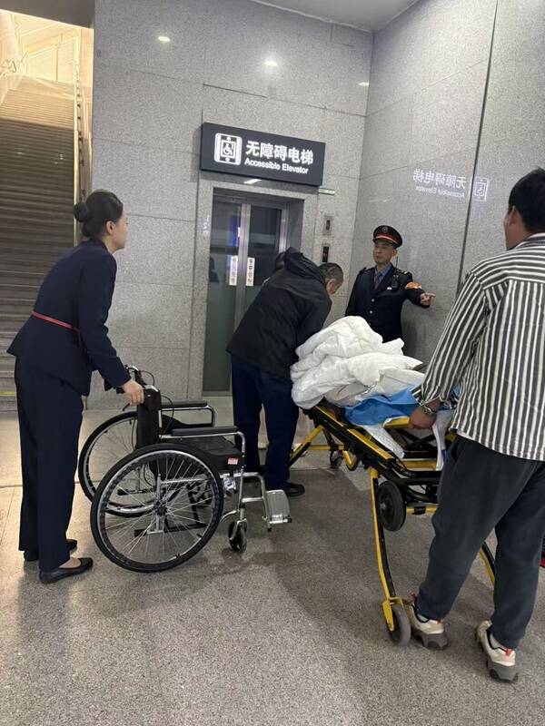 曲阜东站暖心护航患病旅客出行 贴心服务获赞扬