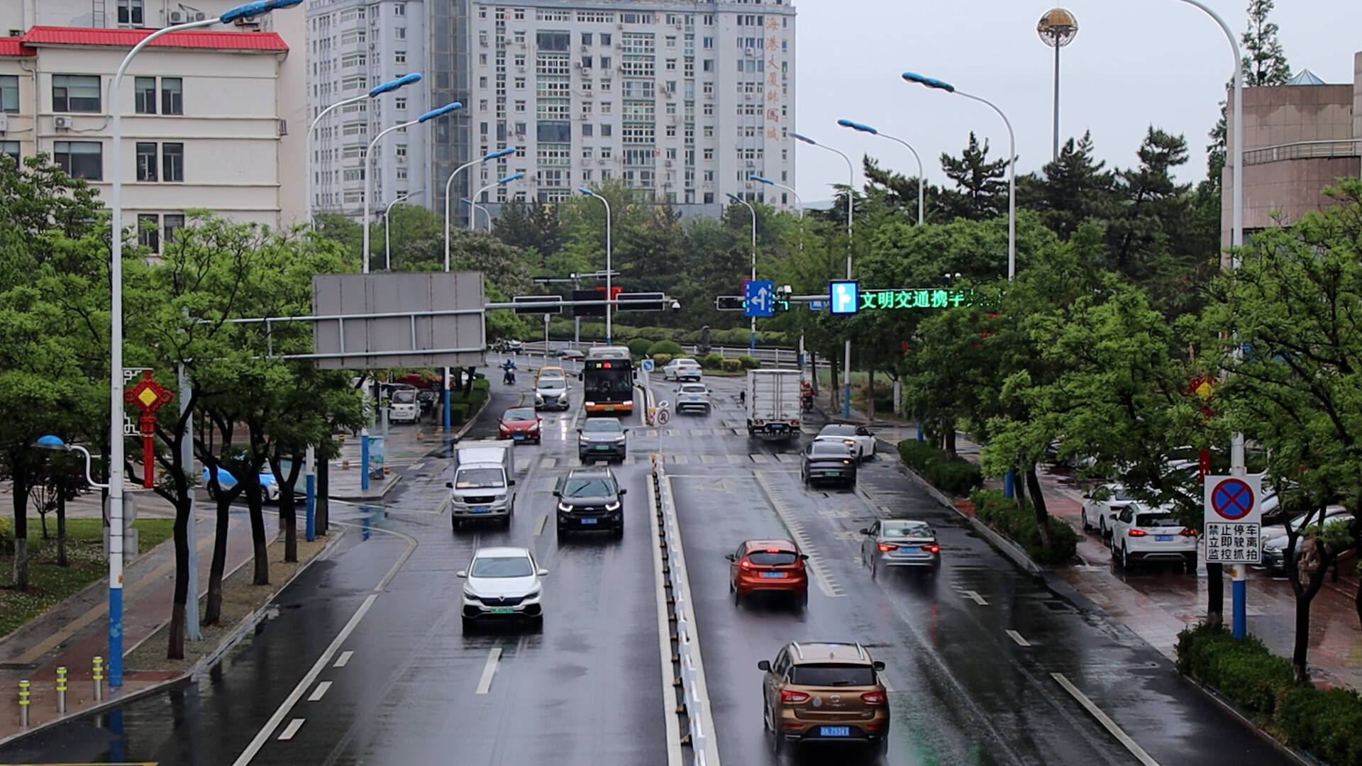 威海迎持续降雨 交通运行平稳