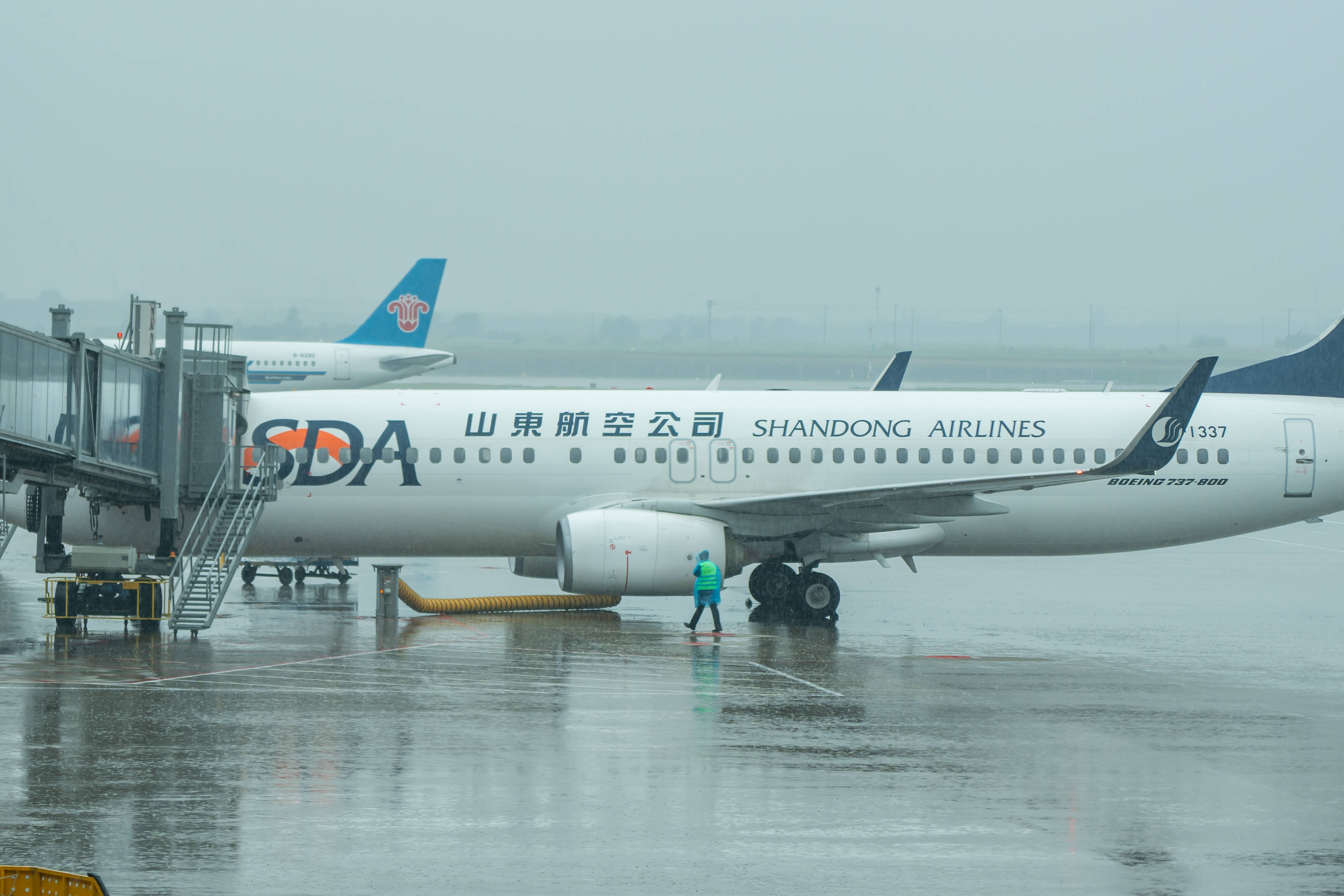 提前部署 保障有力 青岛机场平稳应对大风降雨天气