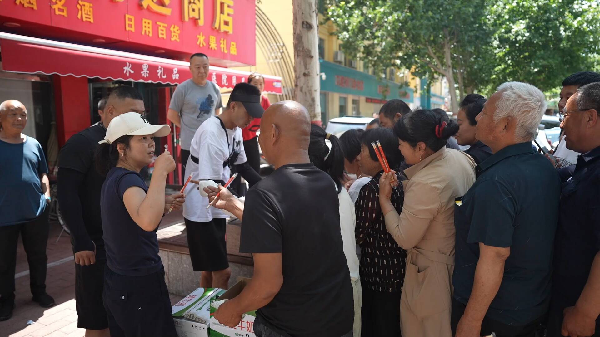 聊城小伙医院附近摆摊卖“一元爱心餐” 温暖病患及家属