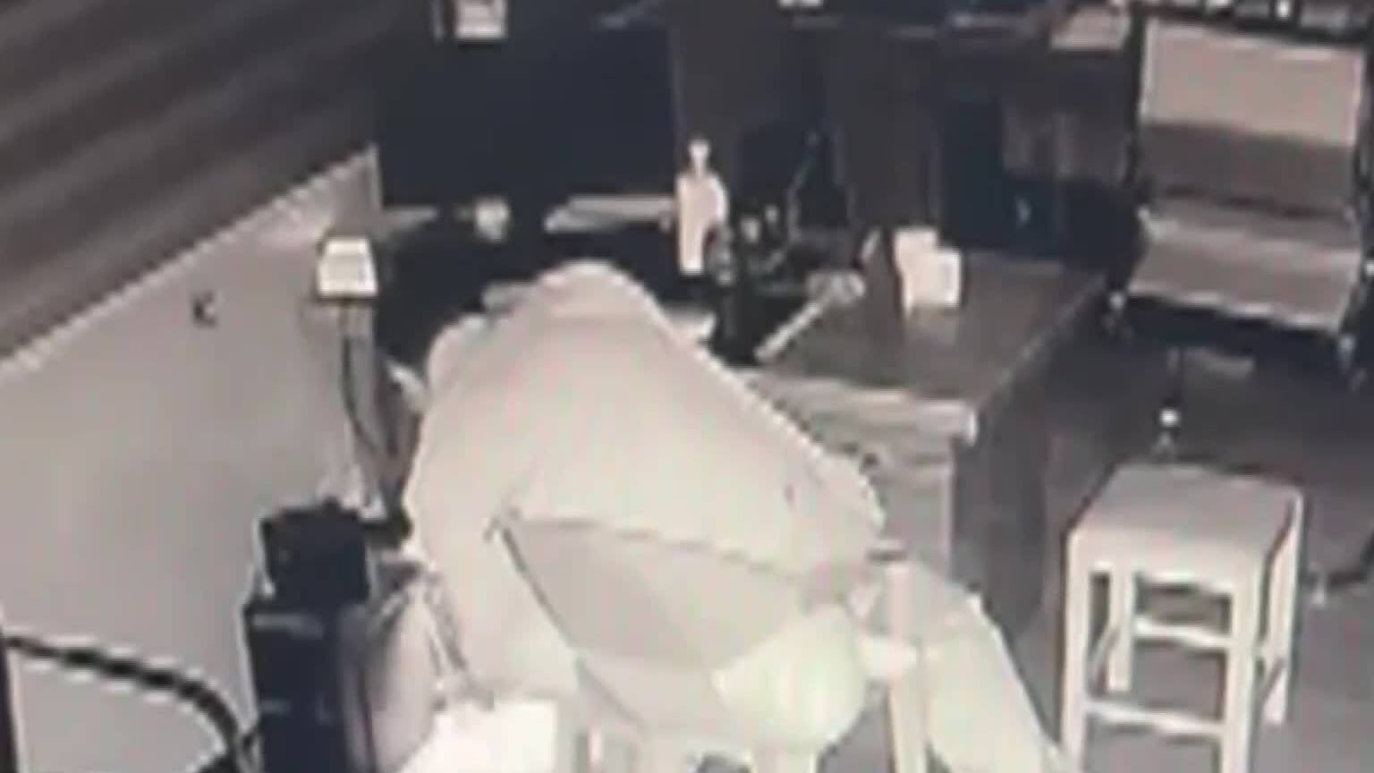 撑伞挡监控？阳谷一男子深夜潜入游乐场售票室盗窃现金
