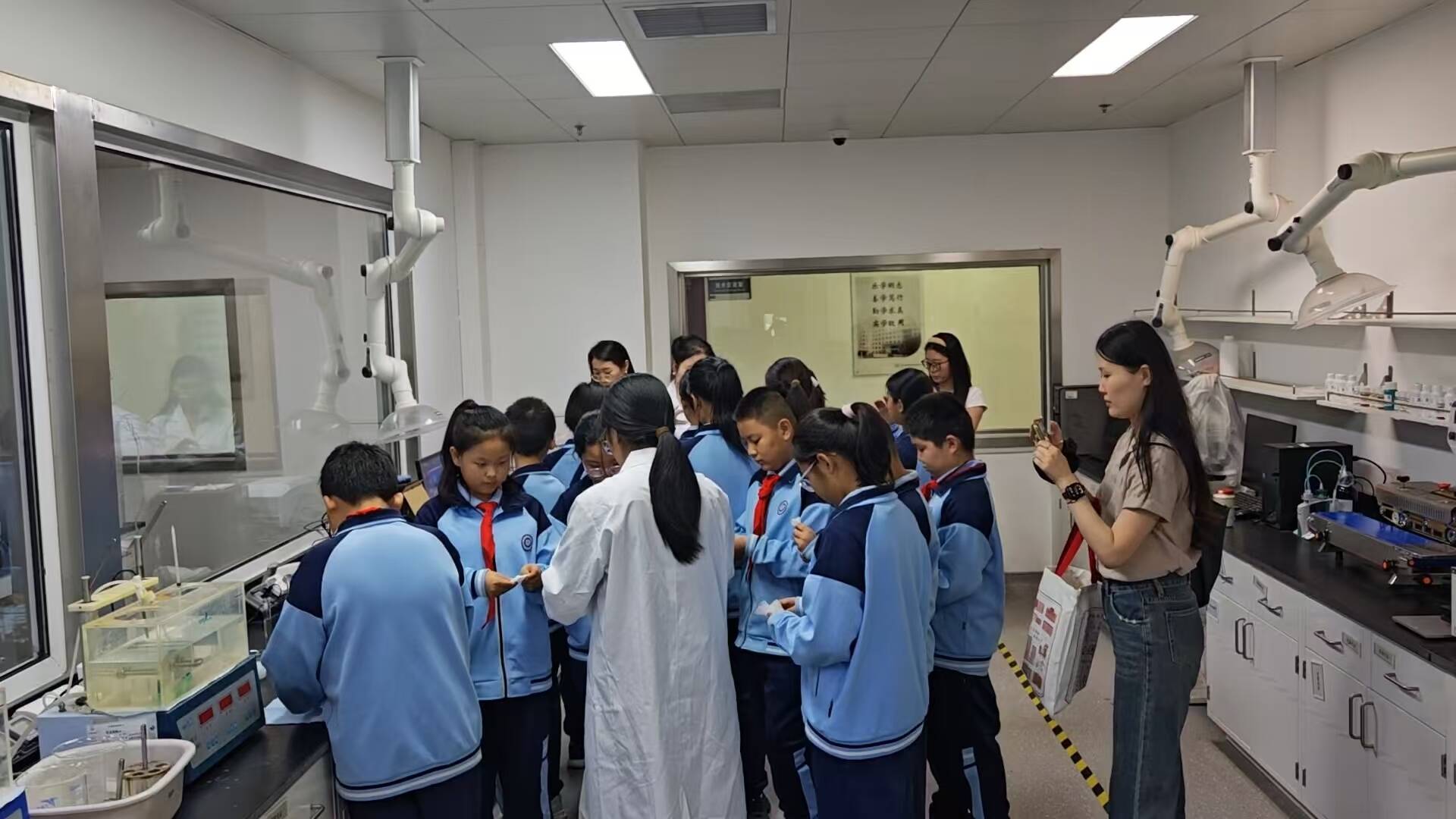 识药材、观菌种、做面膜！小学生沉浸式体验药检科普魅力