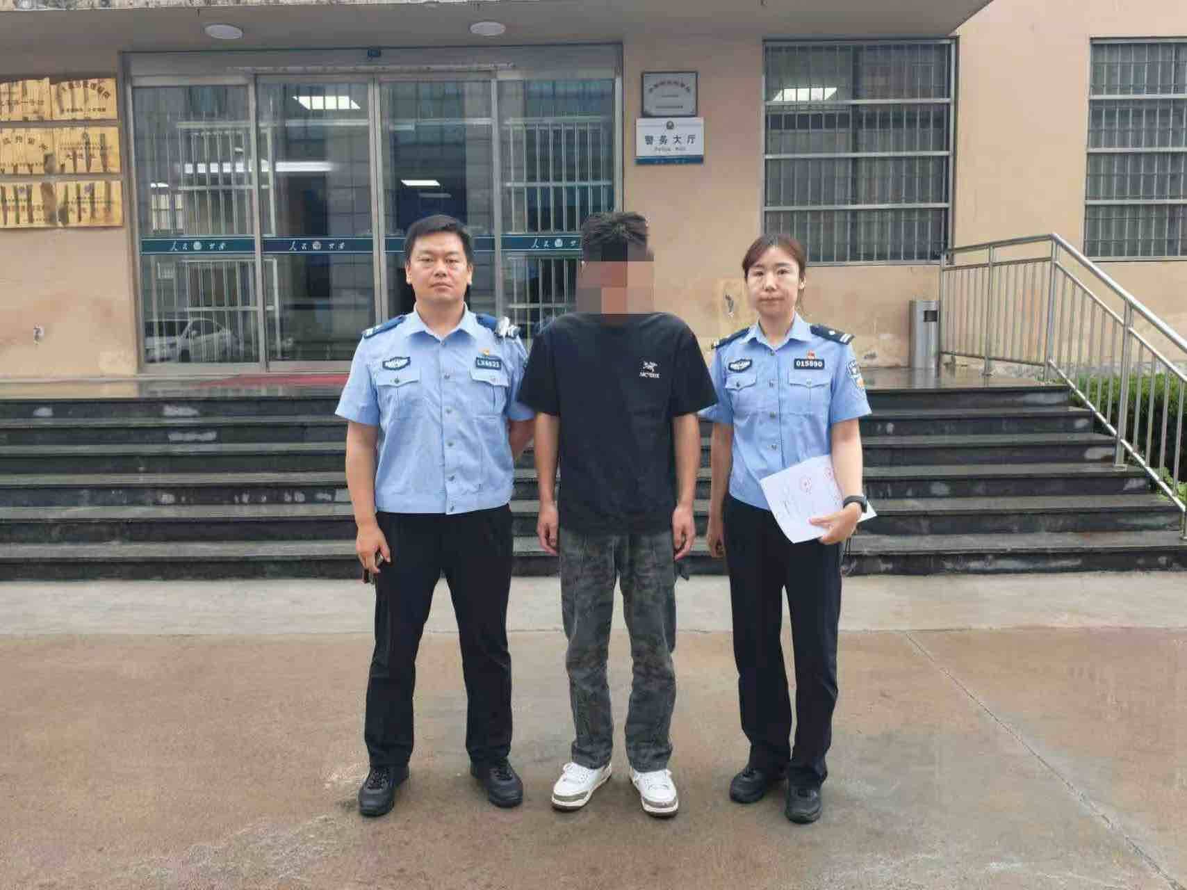 小心酒吧搭讪交友！男子酒吧上演“模仿秀”骗走手机