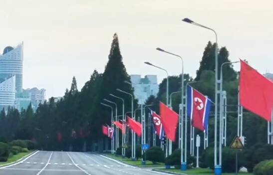 热烈欢迎习近平总书记 平壤飘扬中朝国旗