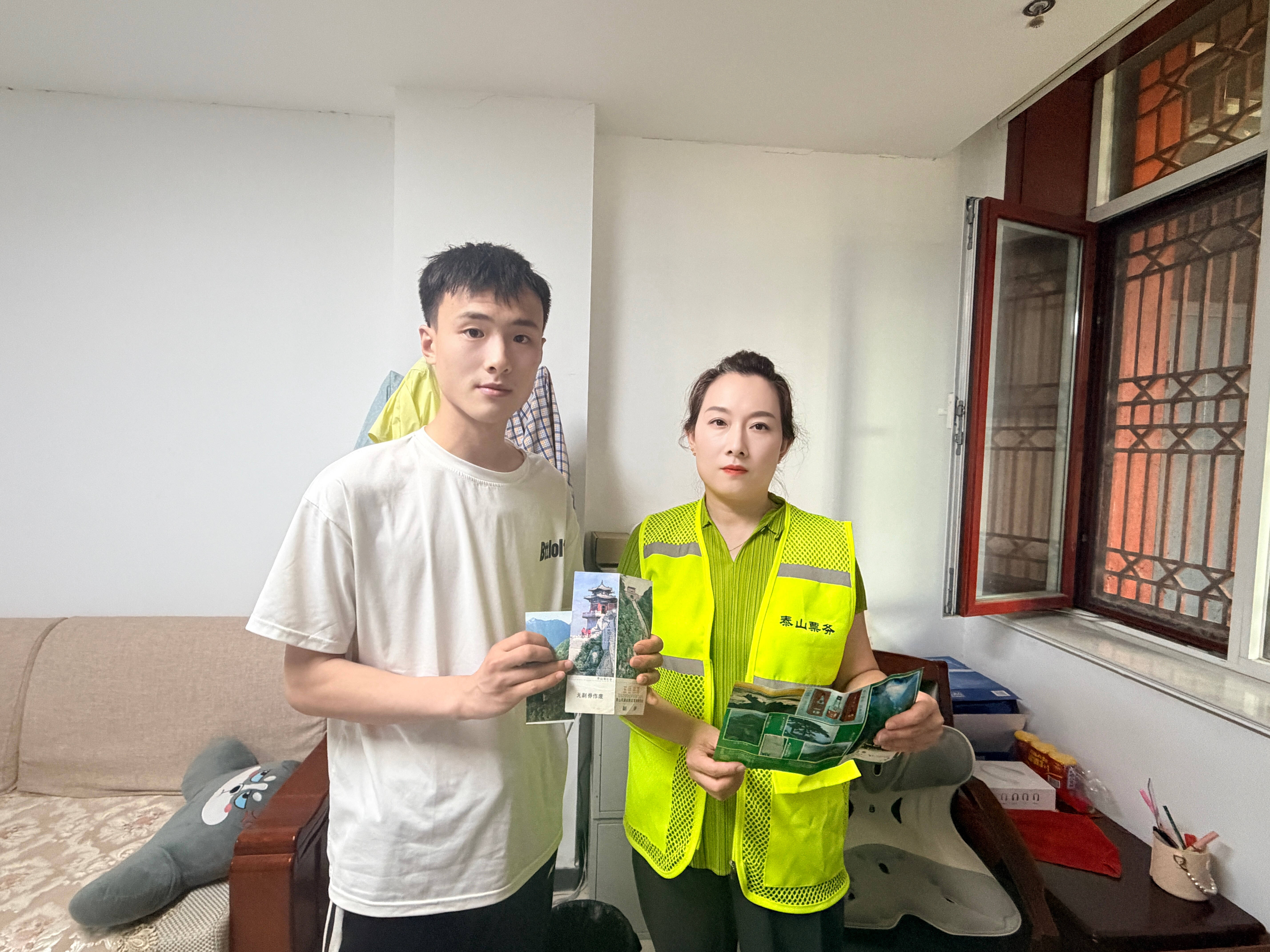 聊城游客捐赠爷爷珍藏泰山老门票 诉说跨越时光的泰山缘