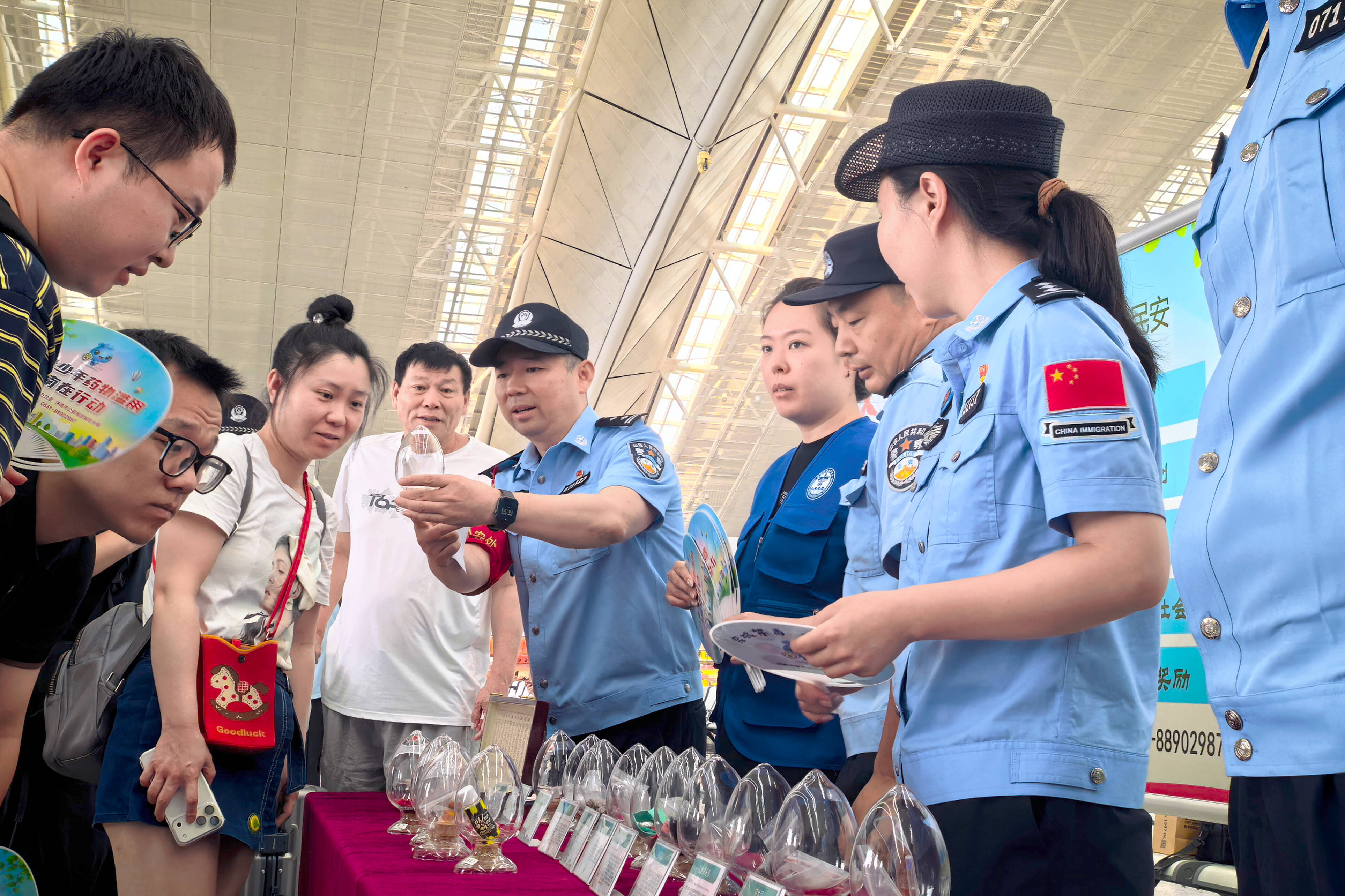 济南：多警种联动禁毒宣传 筑牢暑期出行安全防线