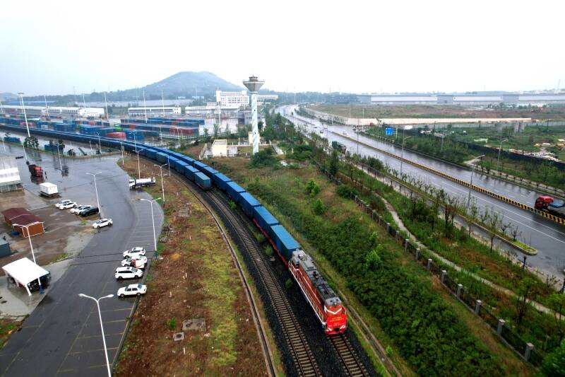 山东中欧班列临工供应链专列发出 赋能“临沂制造”提速出海