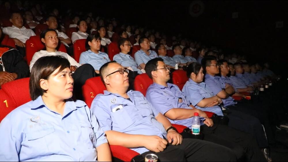 泰安400名党员观影践初心 喜迎建党105周年