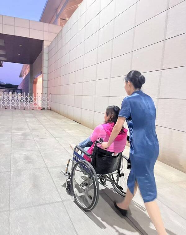 “小惠微善”出手相助曲阜东站贴心护送受伤旅客出站(图1)