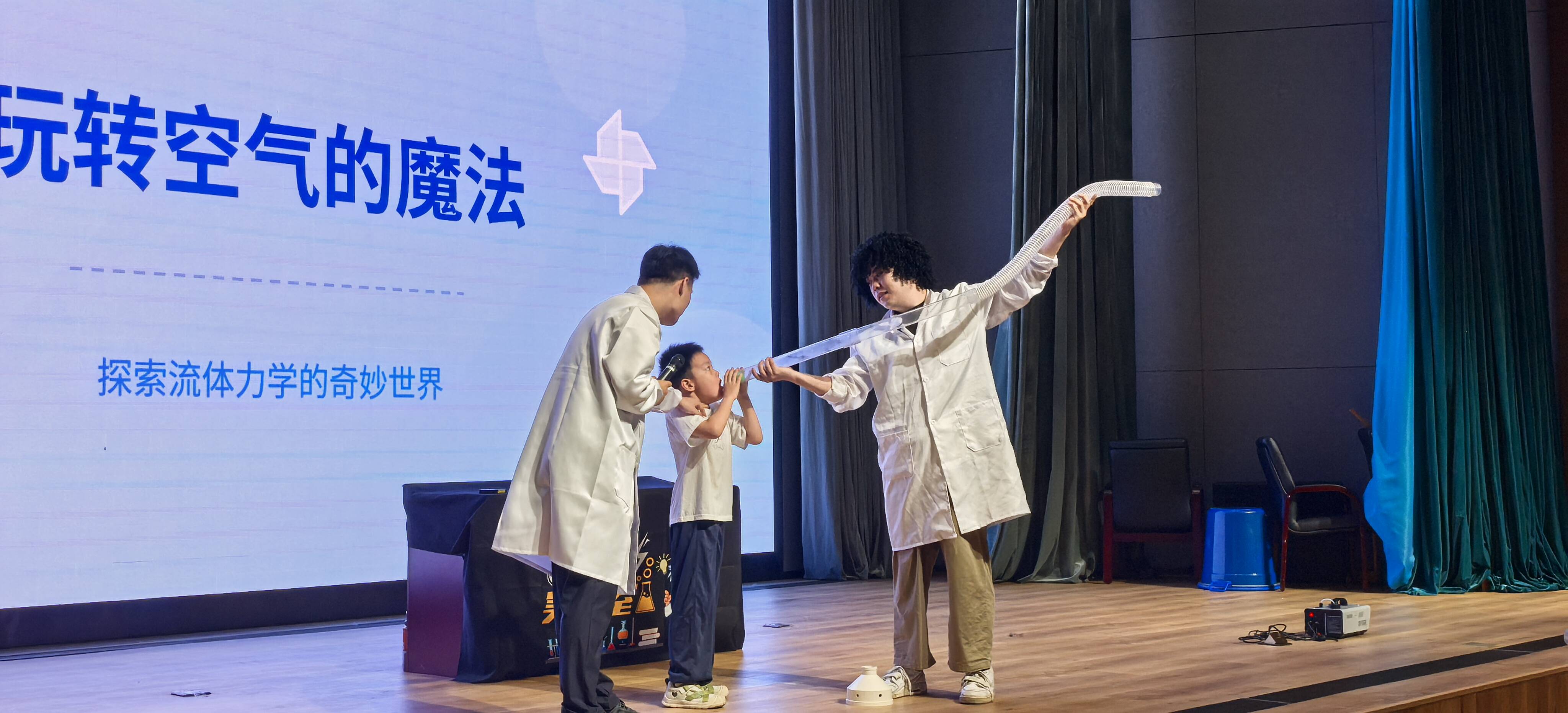 50组亲子家庭齐聚济宁博物馆!《奇妙物理世界》实验秀燃爆济宁市博物馆2026年暑期研学季首场活动(图2)