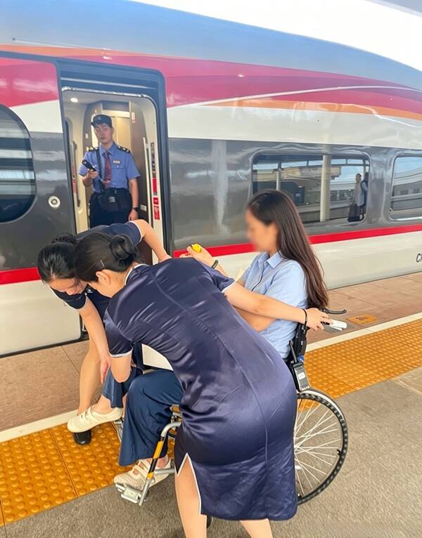 术后旅客独自乘车 曲阜东站“小惠微善”贴心护送暖人心