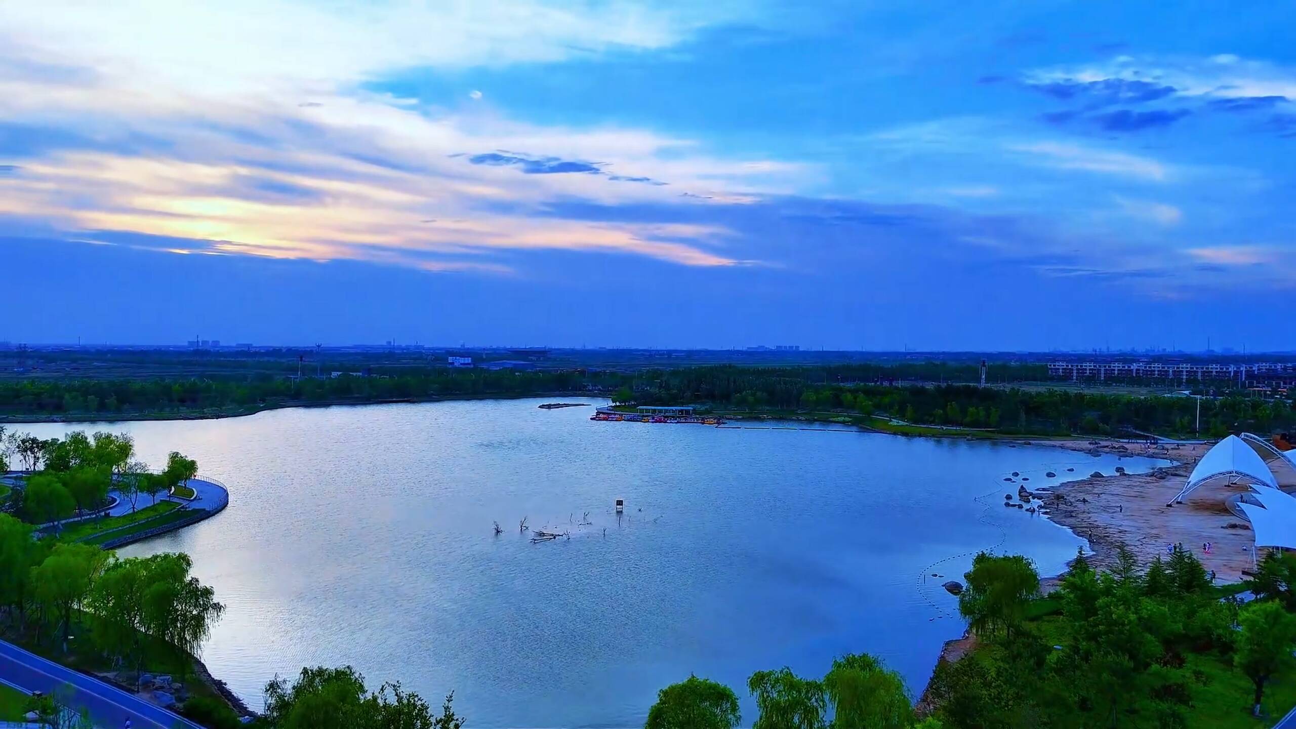 东营：漫步七彩步道 俯瞰泮水公园落日盛景