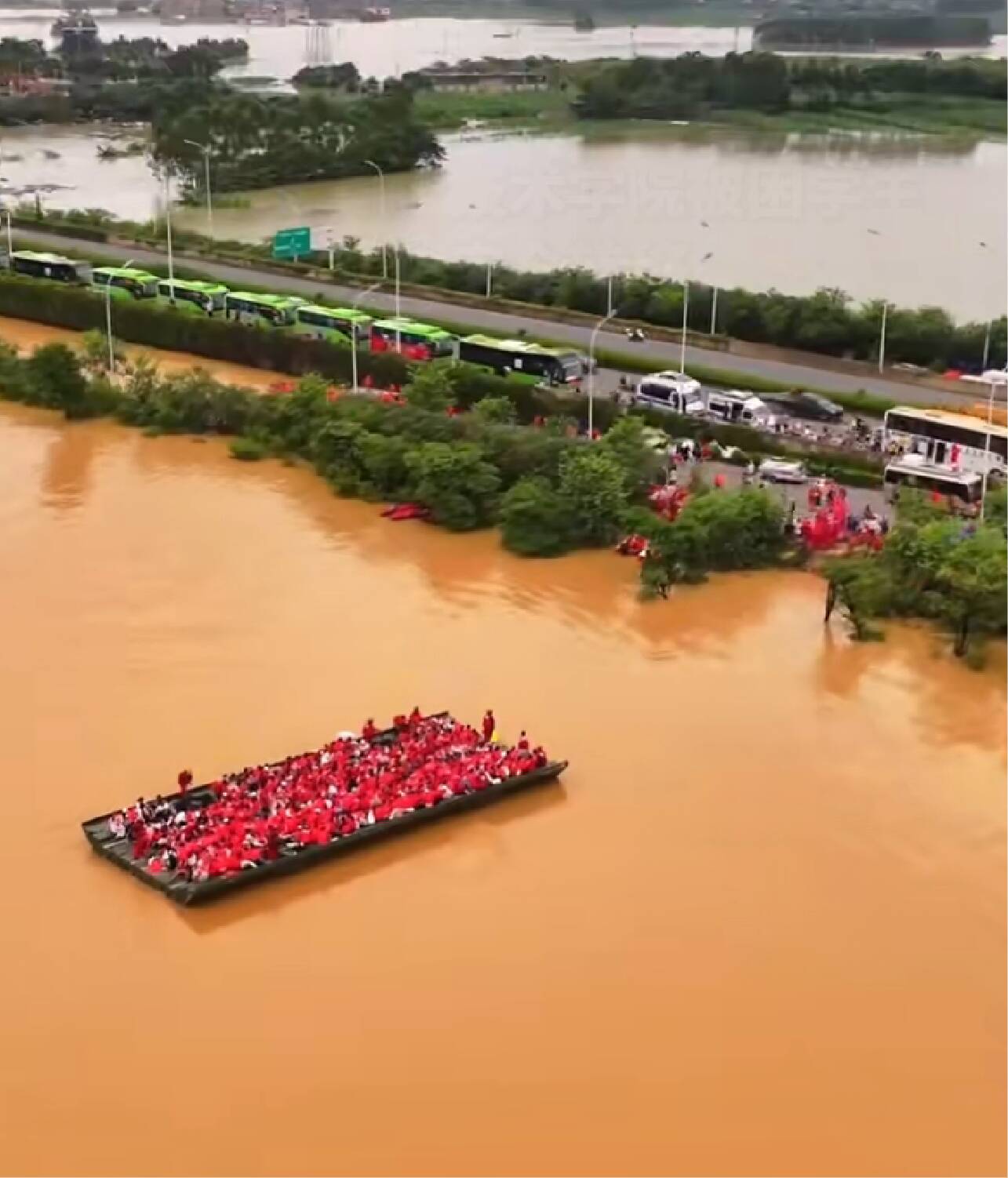 好评中国丨“救援航母”托起生命方舟，中国温度闪耀抗洪一线