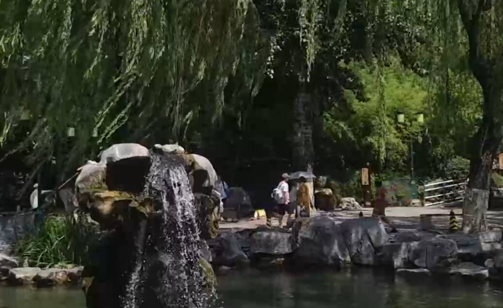济南五龙潭月牙飞瀑喷涌破纪录