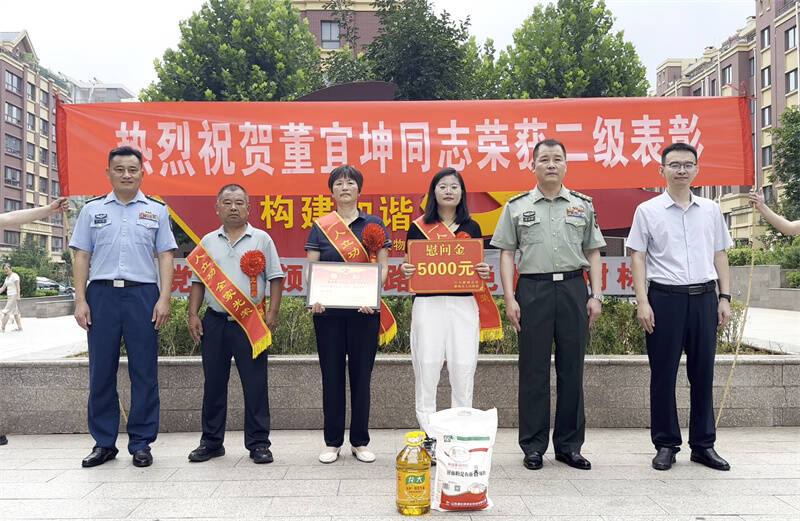 喜报传荣光 尊崇暖军心！肥城市为二级表彰荣誉家庭送喜报