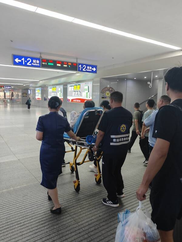 曲阜东站多岗位联动 合力护送担架旅客顺利登车