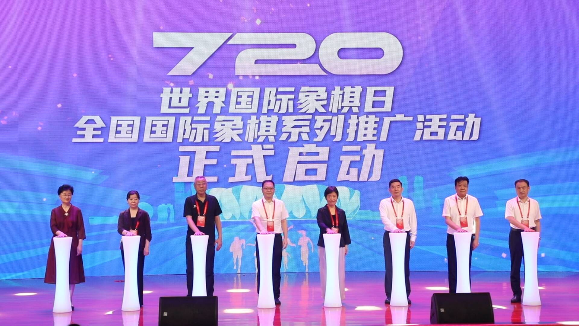 聊城爱心志愿者自费采购4万条清凉湿巾 为一线交警送“清凉”