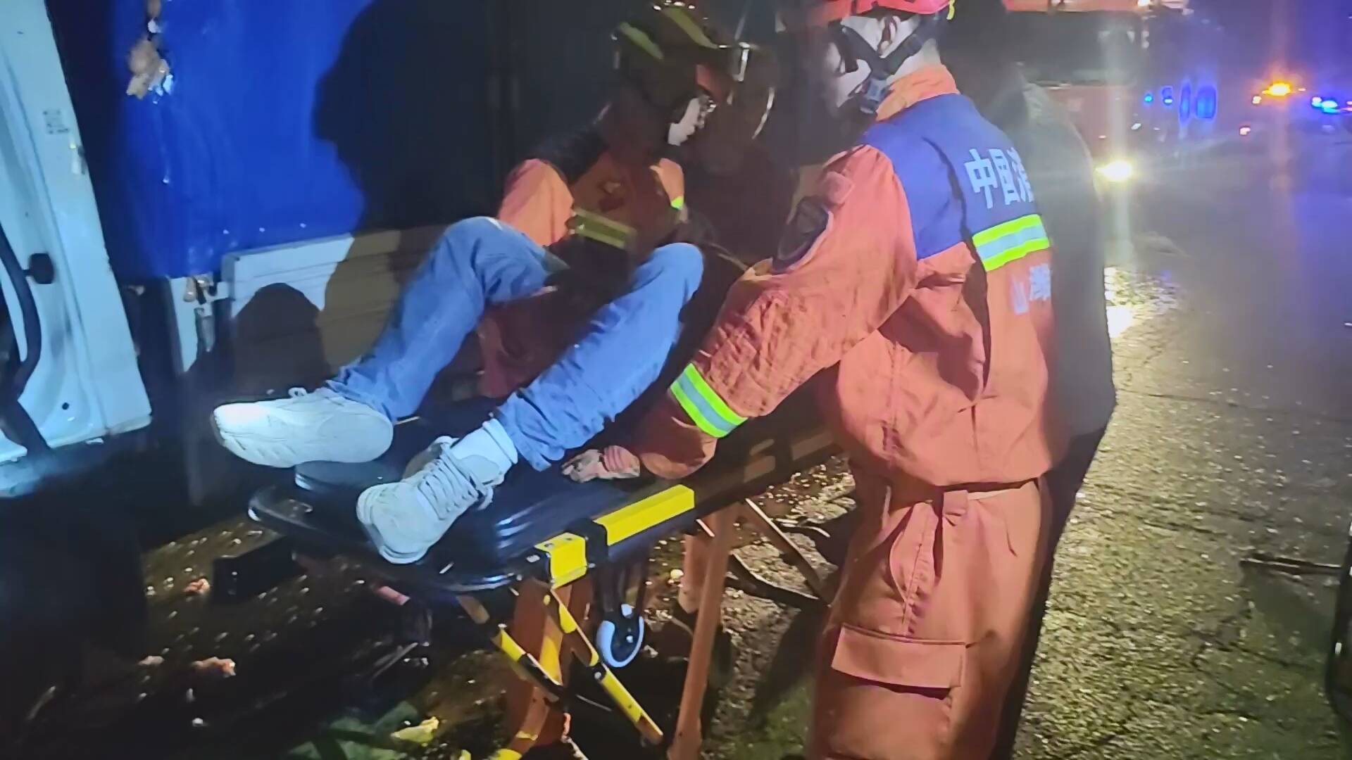 深夜突发车祸司机被困驾驶室潍坊高密消防紧急破拆救人(图2)