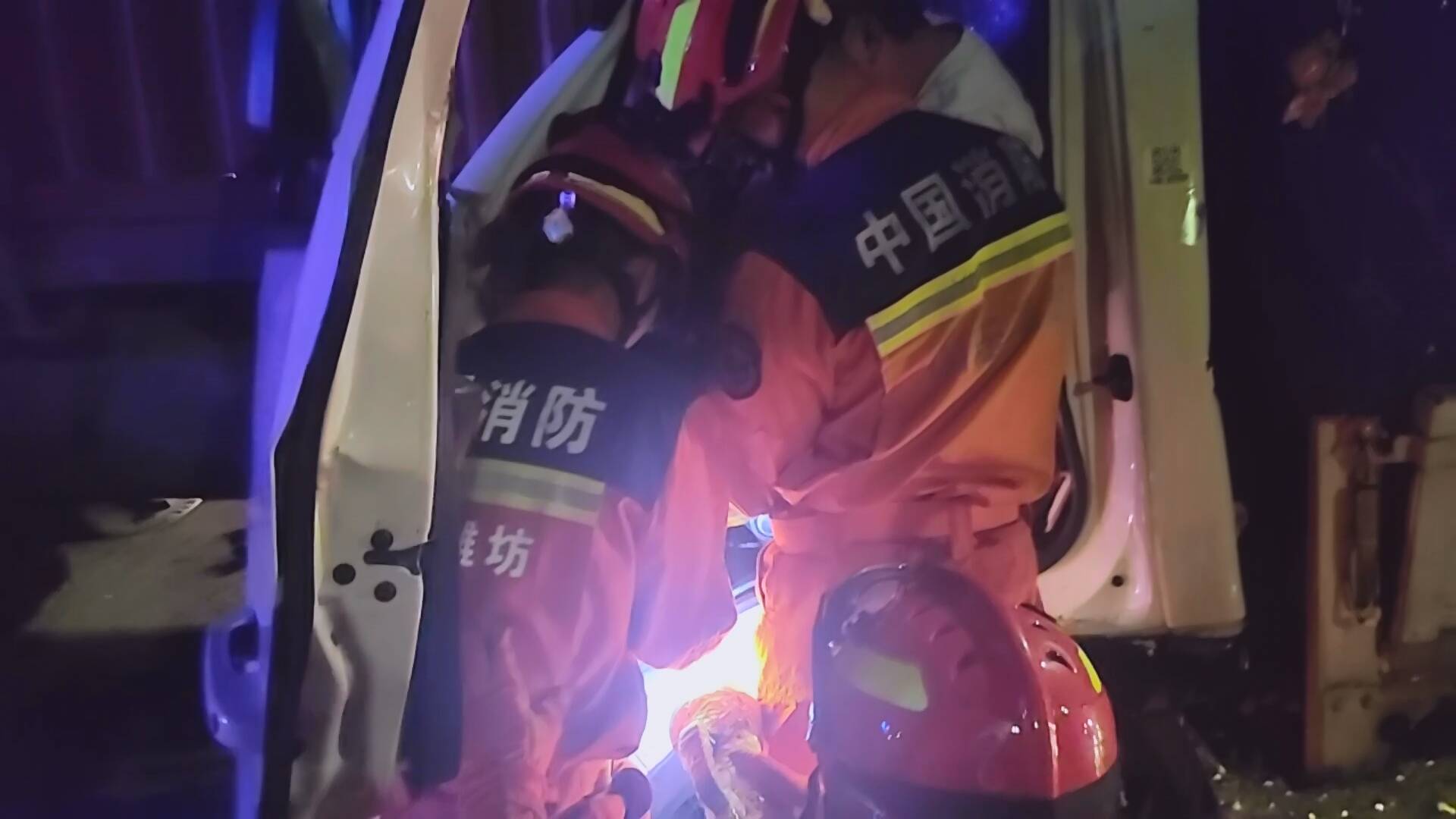 深夜突发车祸司机被困驾驶室潍坊高密消防紧急破拆救人(图1)