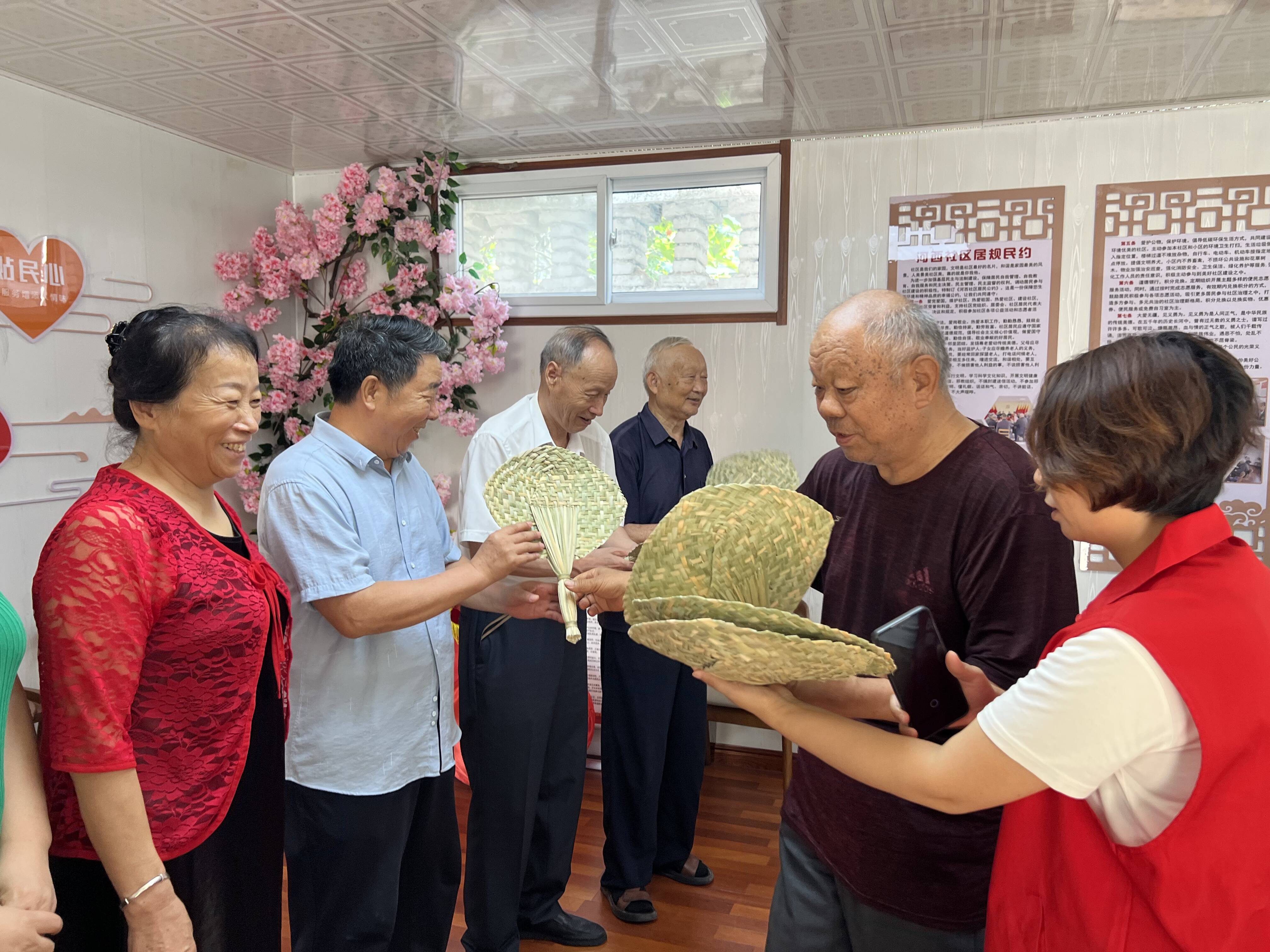 肥城82岁老党员用蒲草编出“睦邻纽带”
