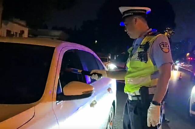 临沂北城交警深夜亮剑 严查酒醉驾等重点交通违法行为