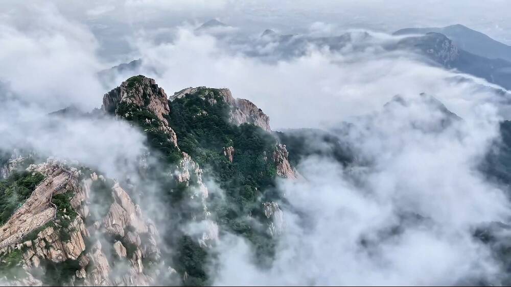 烟涛藏岱顶 雨后见仙山 泰山云雾缭绕壮阔清逸