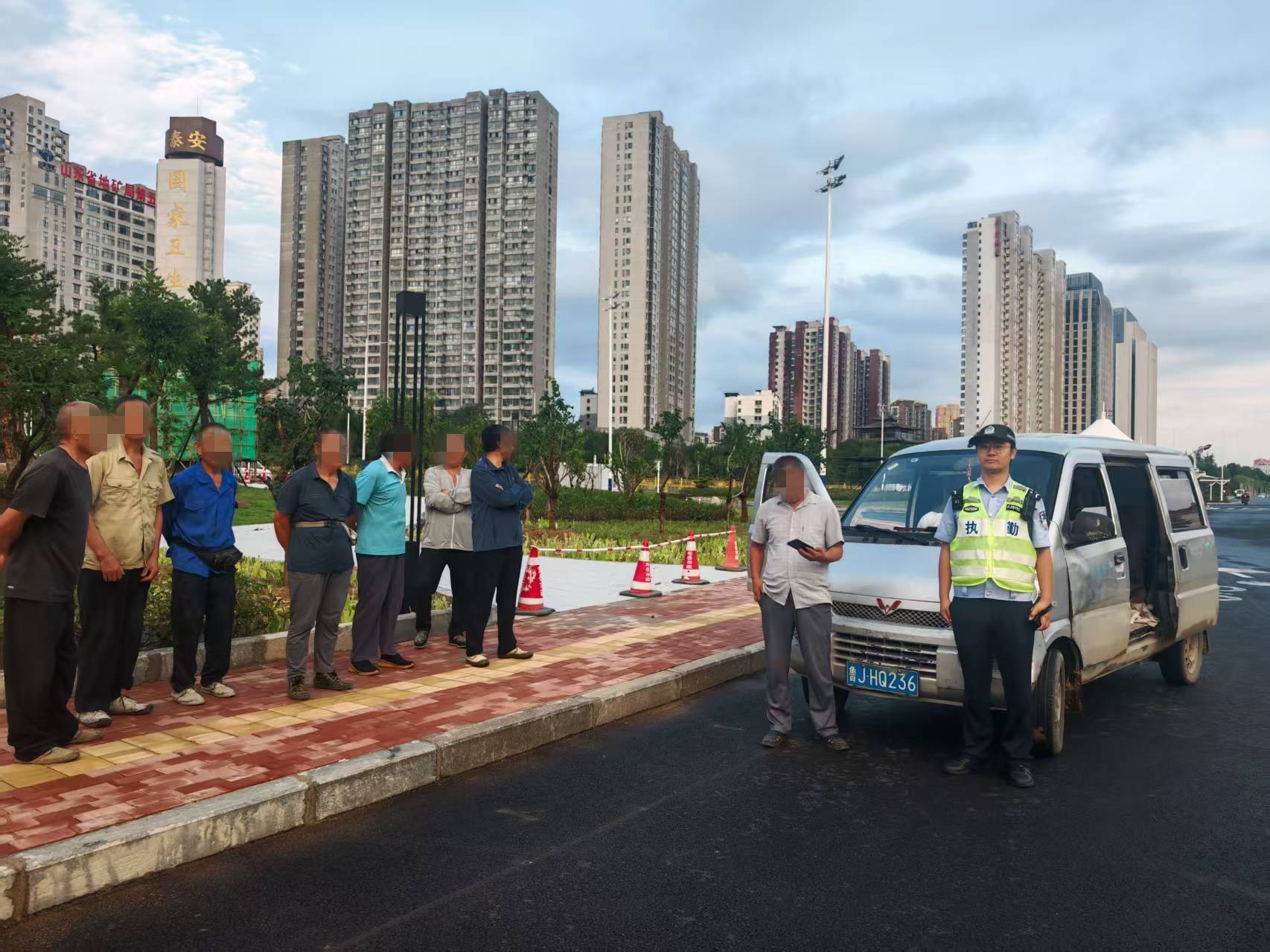 “挤一挤”省成本？两辆工地面包车超员被泰安交警查获