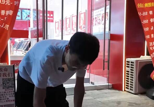 男孩摆摊救妹妹老板免费供应卤菜