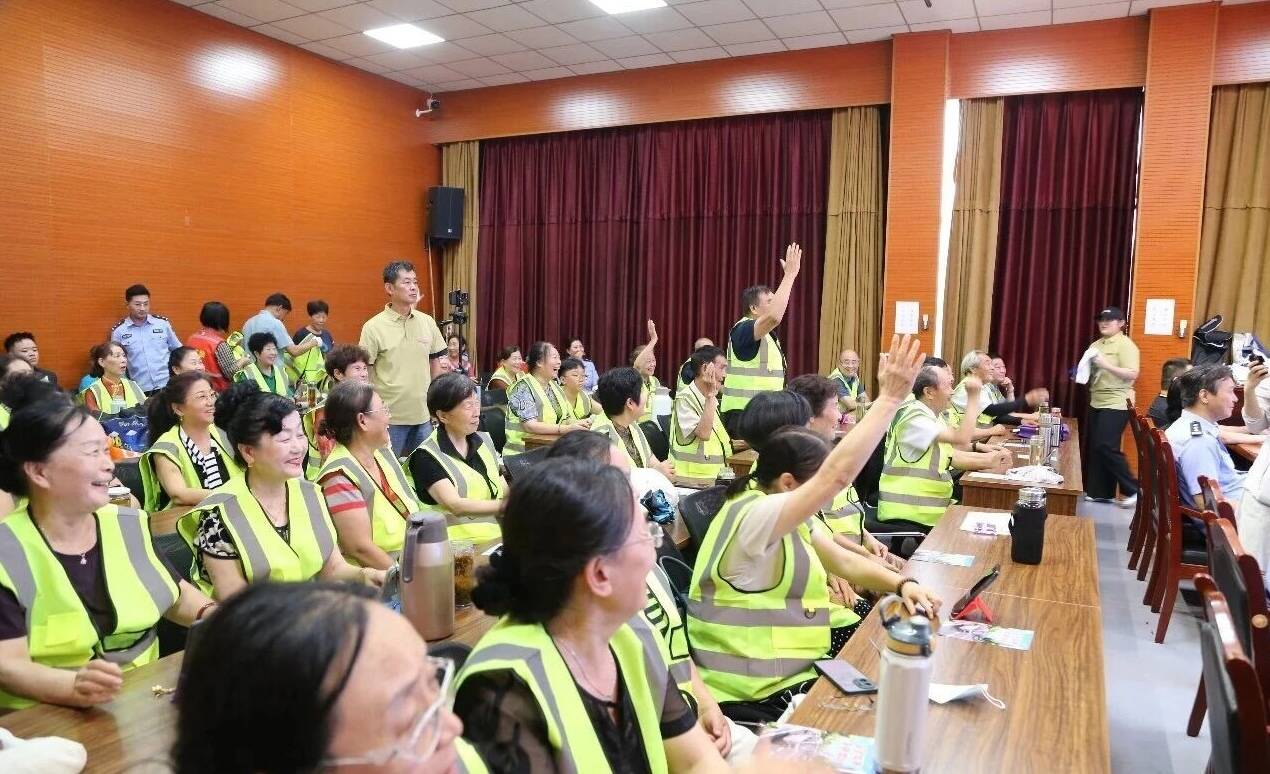 山东省交通安全巡回宣讲活动走进泗水县老年大学聚焦老年群体出行安全(图1)