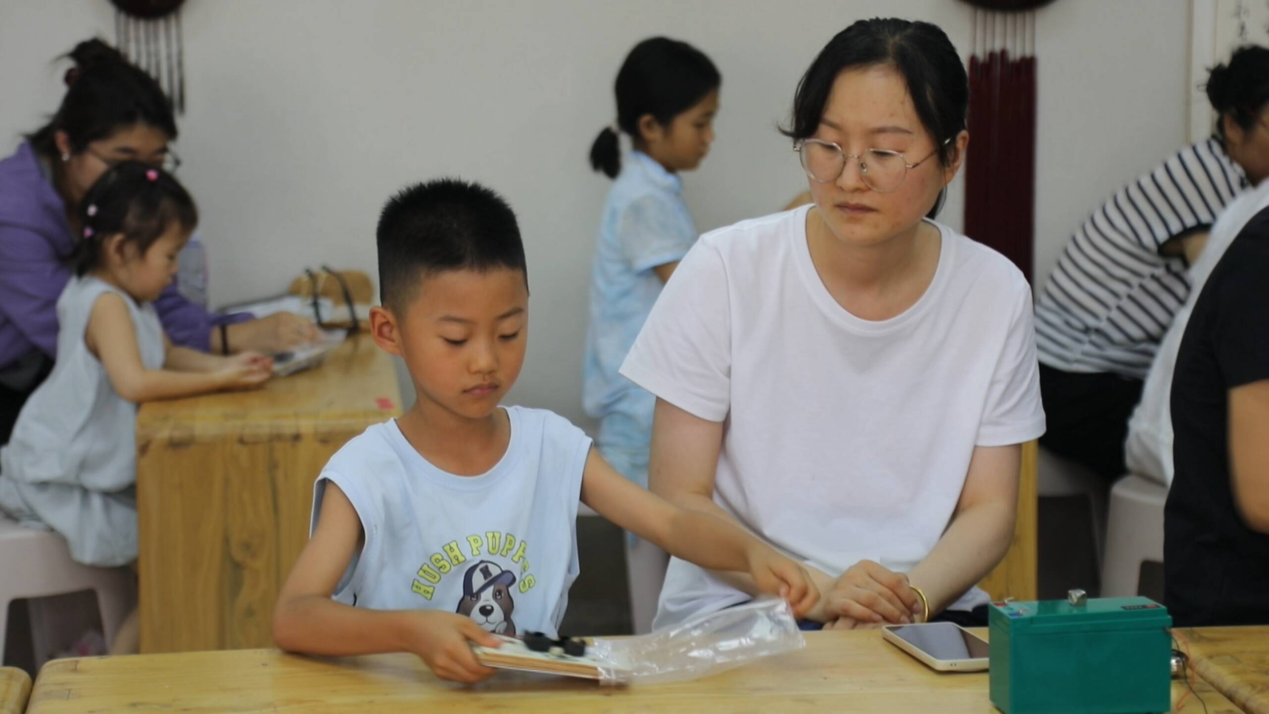 东营市河口区:暑期科普不打烊小小工程师自制声控台灯(图1)