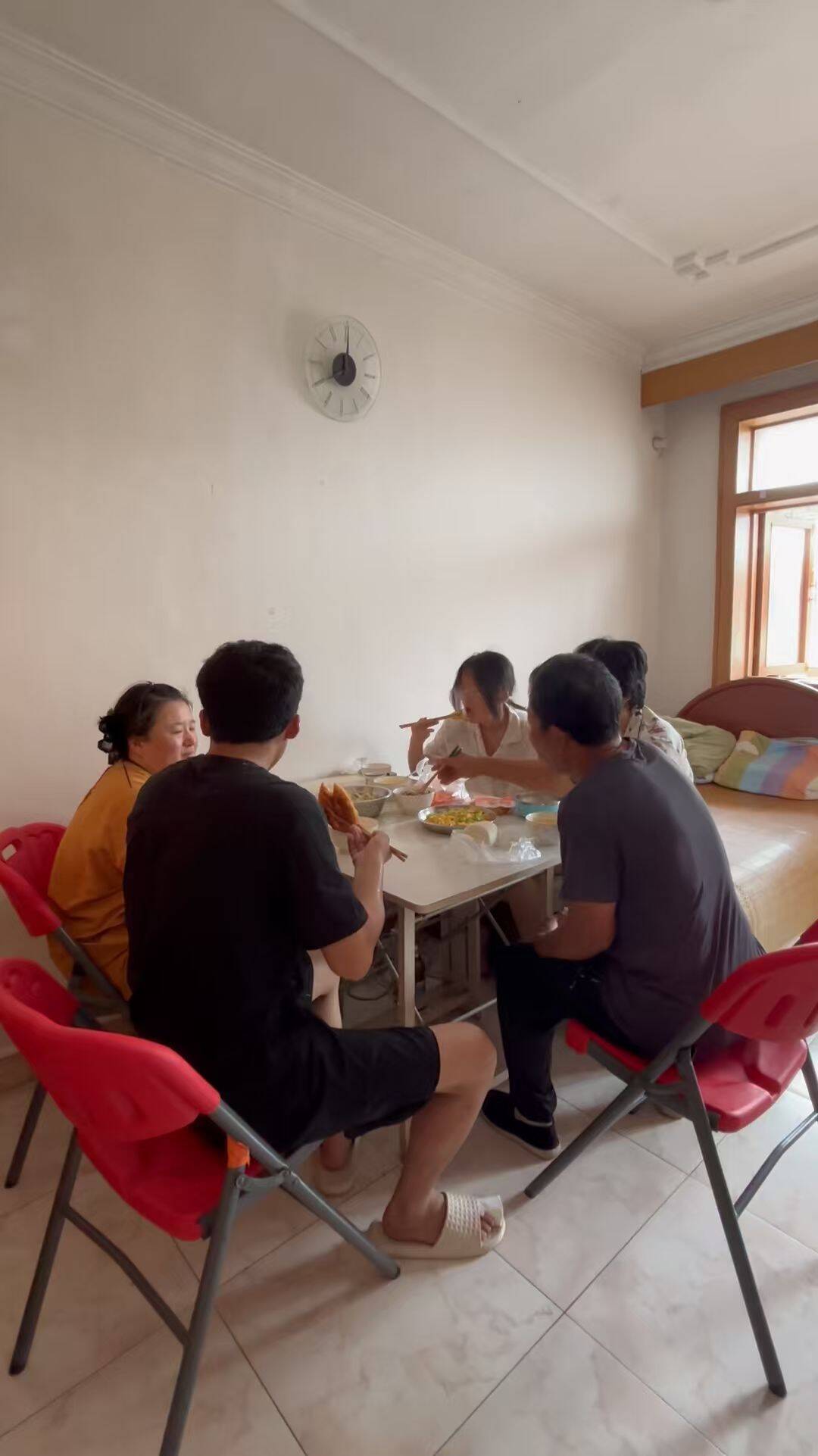 栖霞女孩再生障碍性贫血复发移植失败 妈妈姐姐街头卖雪糕筹款：砸锅卖铁也得治