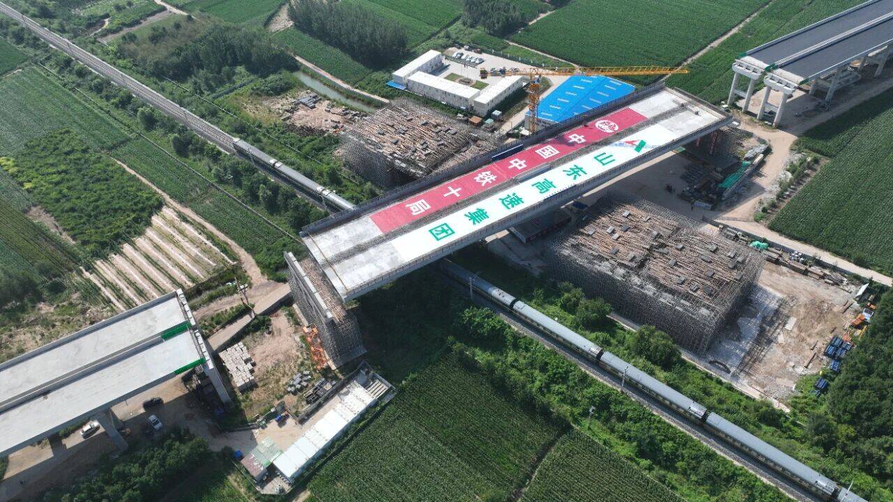 庆云至章丘高速公路上跨德大铁路立交桥成功转体