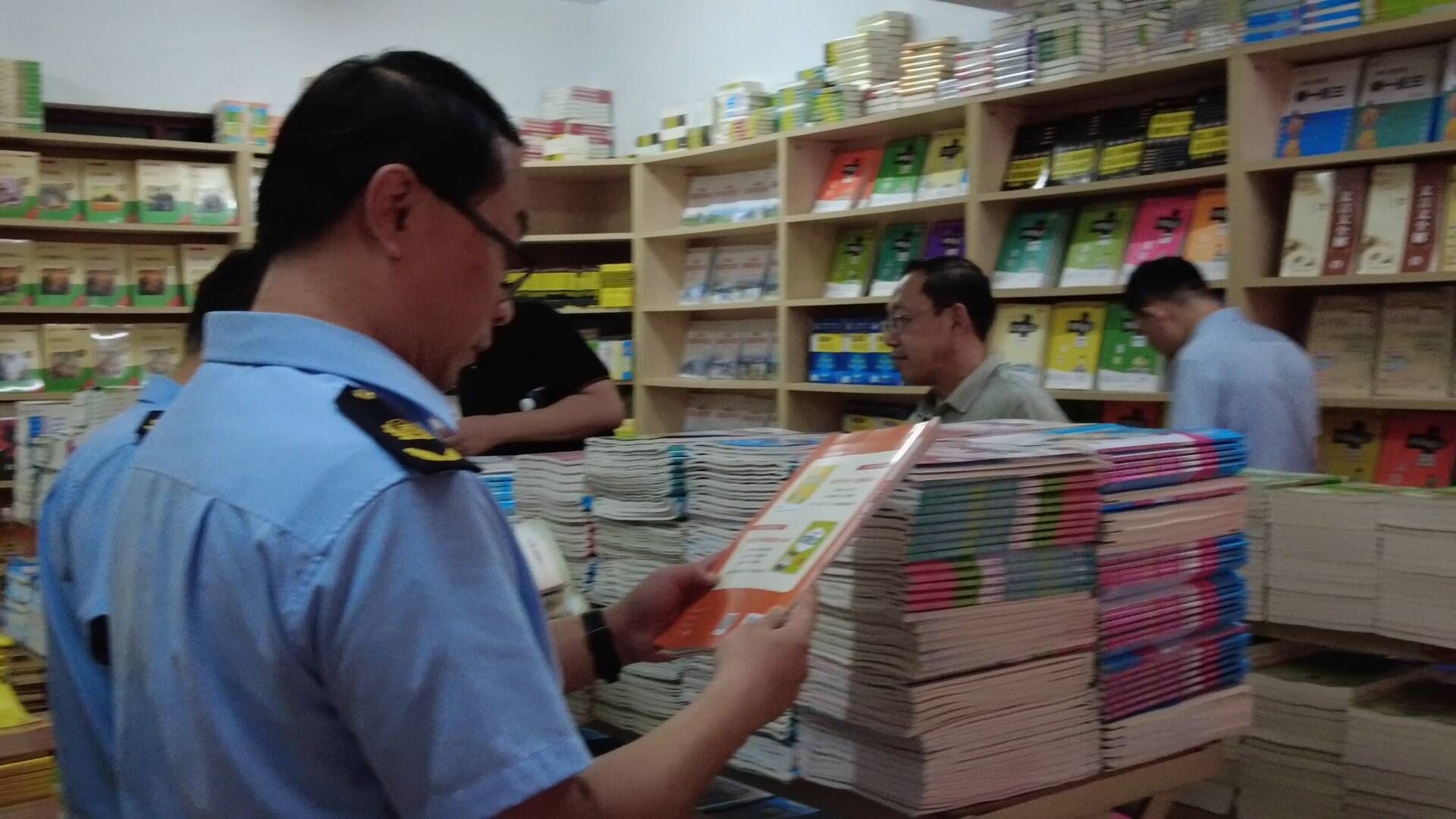 济南严查盗版教辅 执法人员支招辨别正版