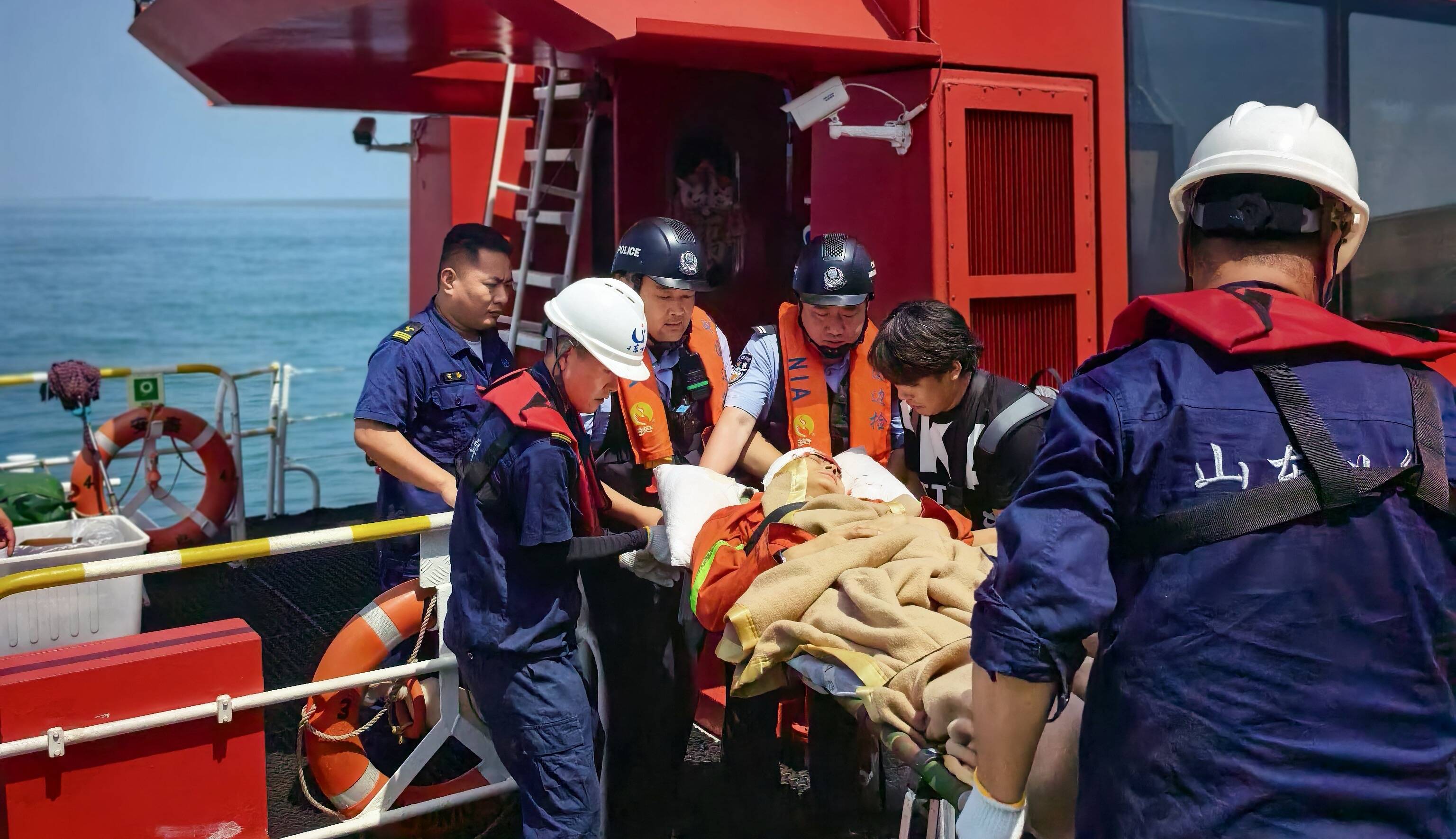海陆接力救援 董家口边检站护航受伤船员紧急就医