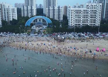 逐浪享清凉 龙口海边迎来游玩热潮