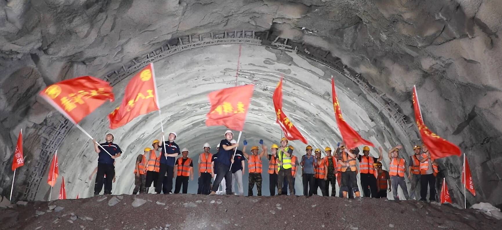 杏花峪隧道出口端顺利贯通！济枣铁路全线最长隧道建设取得重大进展