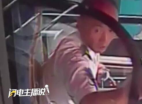 济南公交司机开私家车送回坐反游客