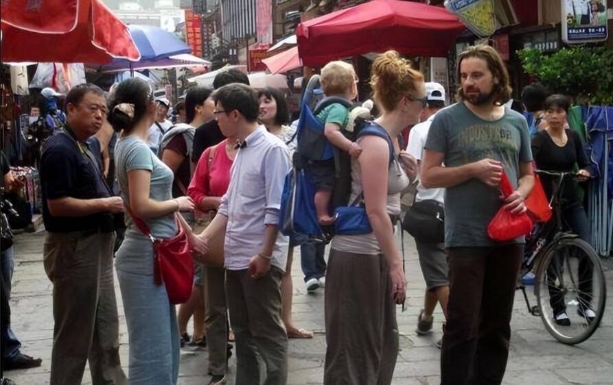 好评中国丨从“看中国”到“见中国”，“Chinamaxxing”为何火了？