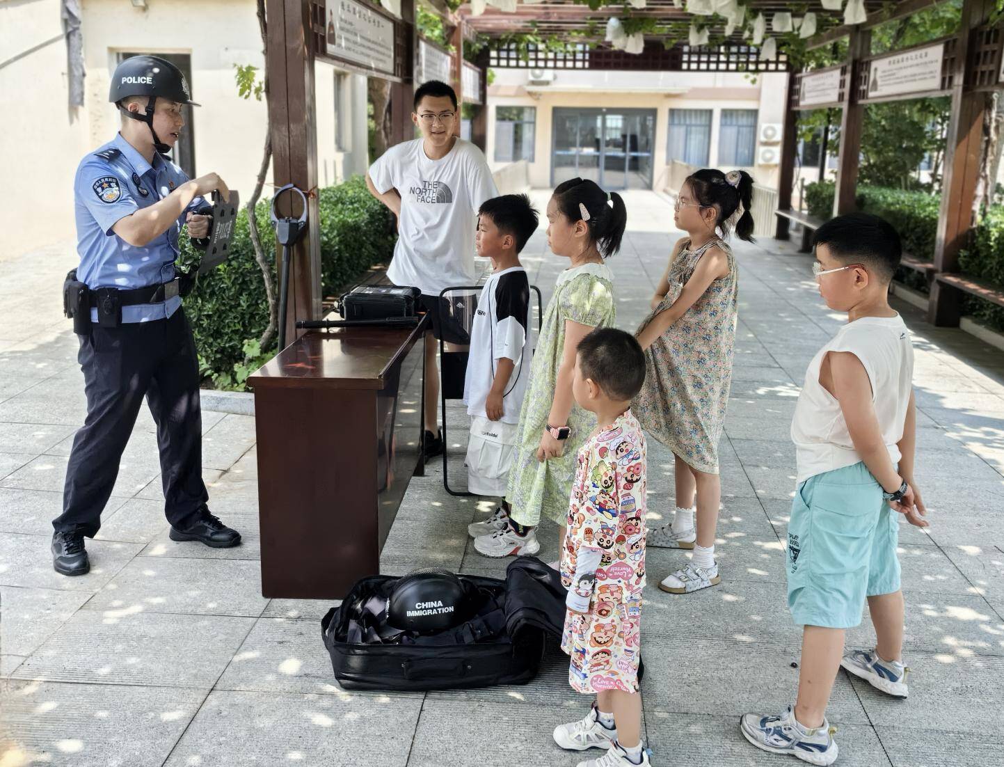 蓬莱出入境边防检查站开展“警心伴童行 国门砺成长”主题夏令营活动